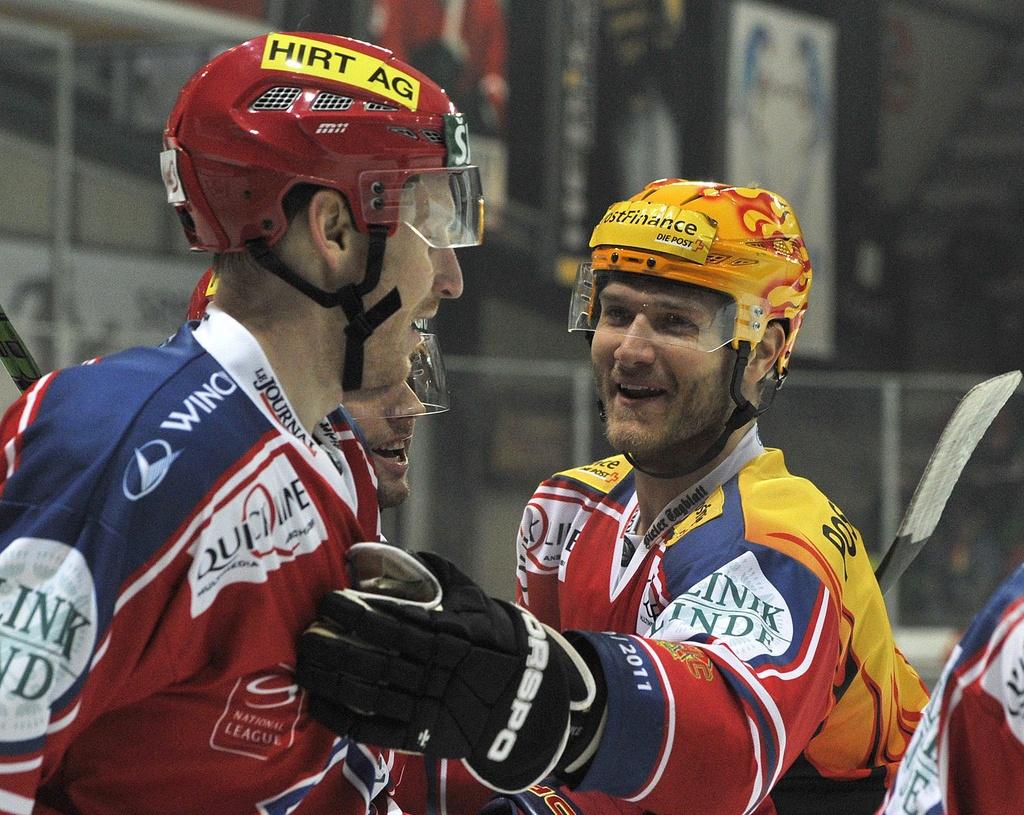 Ahrenm Spylo, à droite, a redonné le sourire au HC Bienne. [KEYSTONE - Peter Schneider]