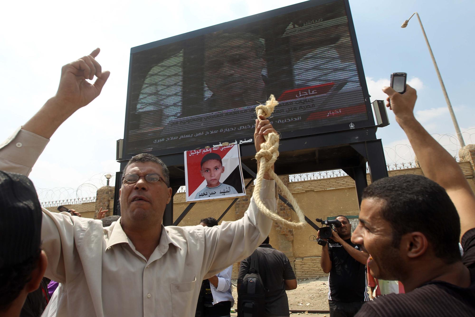 Dimanche, un Égyptien en colère devant un écran géant montrant l'ex-ministre de l'intérieur Habib al-Adly devant l'académie de police du Caire.