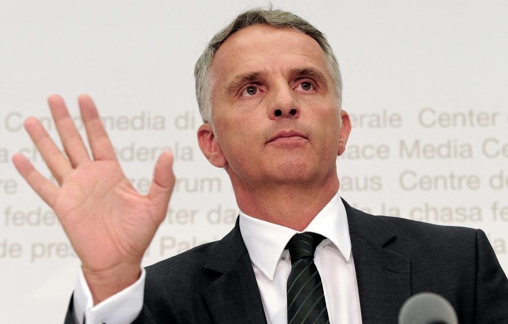 Didier Burkhalter pendant la conférence de presse sur les primes maladie mercredi. [KEYSTONE - LUKAS LEHMANN]