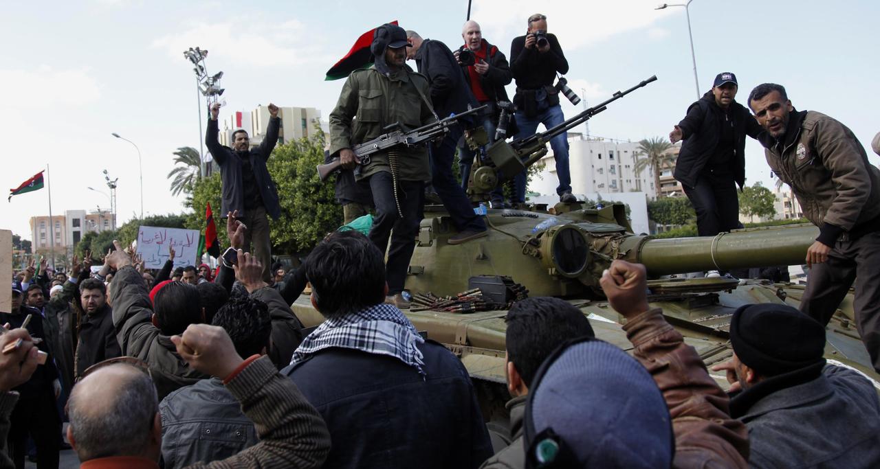 A Zawiyah, les opposants au régime ont manifesté devant des journalistes. [AFP - -]