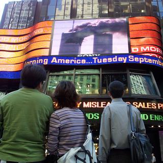 Des New Yorkais découvrent les attentats sur un écran géant à Times Square.