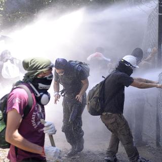 Les affrontements ont été violents entre les forces de l'ordre et certains manifestants cagoulés. [Giorgio Perrottino]