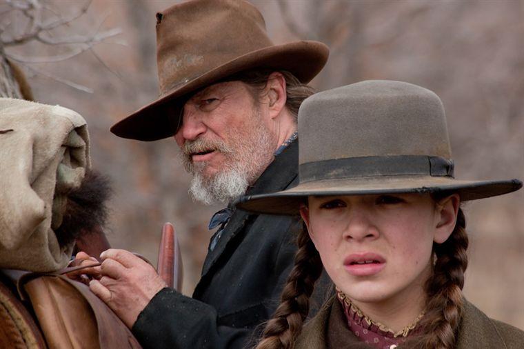 Jeff Bridges, ici aux côtés de Hailee Steinfeld, pourrait remporter un 2e Oscar après celui glâné en 2009 pour  "Crazy Heart". [Paramount Pictures France]