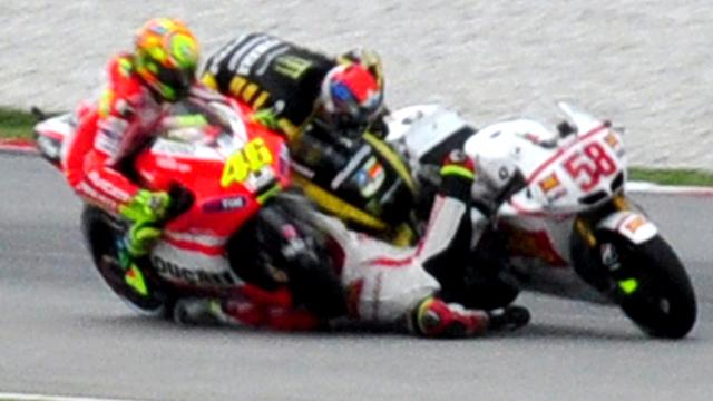 L'image du heurt fatal entre la moto de Colin Edwards et Simoncelli. [KEYSTONE - Ruben Yap]