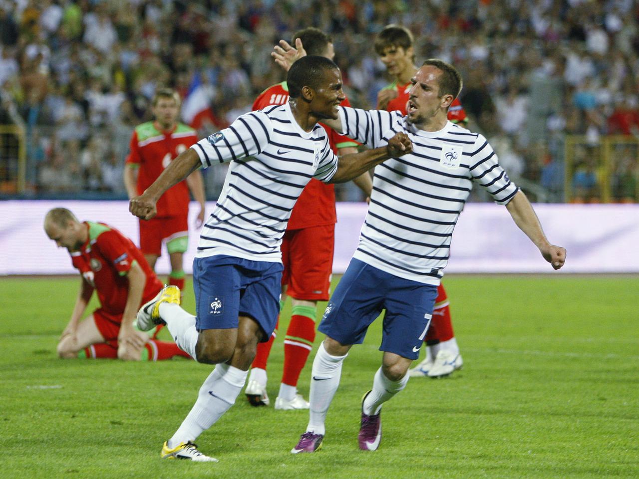 Ribéry félicite Malouda après que celui-ci a égalisé pour la France. Les Bleus ne retrouveront pas le filet. [REUTERS - Vasily Fedosenko]