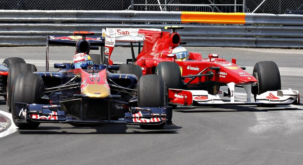 Fernando Alonso (Ferrari) tente de dépasser Buemi, alors en tête du GP du Canada 2010. [KEYSTONE - Jacques Boissinot]