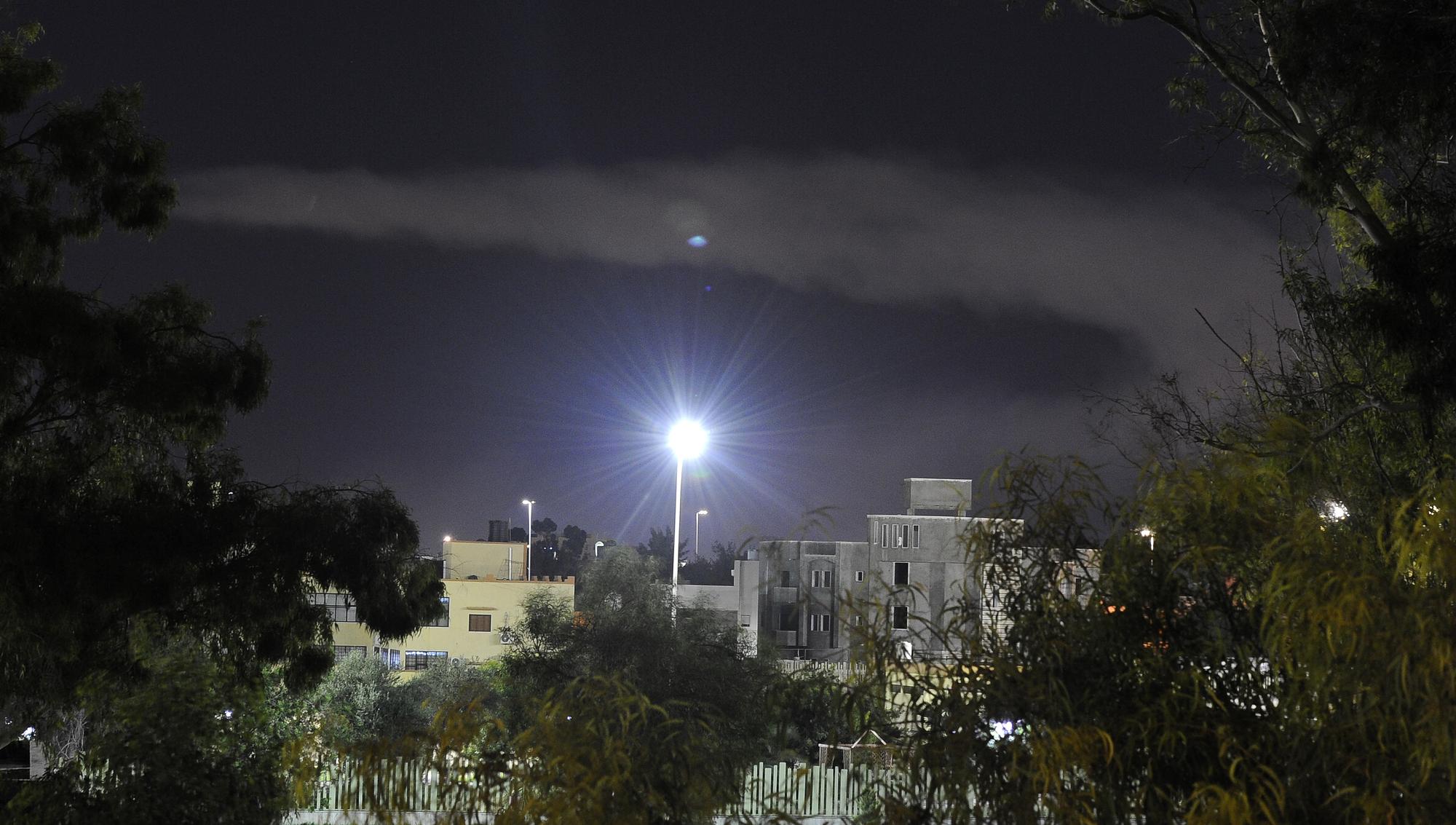 De la fumée s'élève sur les toits de Tripoli après l'explosion d'une bombe. [Paul Hackett]