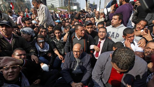 Mohamed ElBaradei (au centre), prix Nobel de la paix en 2005 et candidat déclaré à la présidence égyptienne, a apporté son soutien à la foule sur la place Tahrir du Caire. [Khalil Hamra]