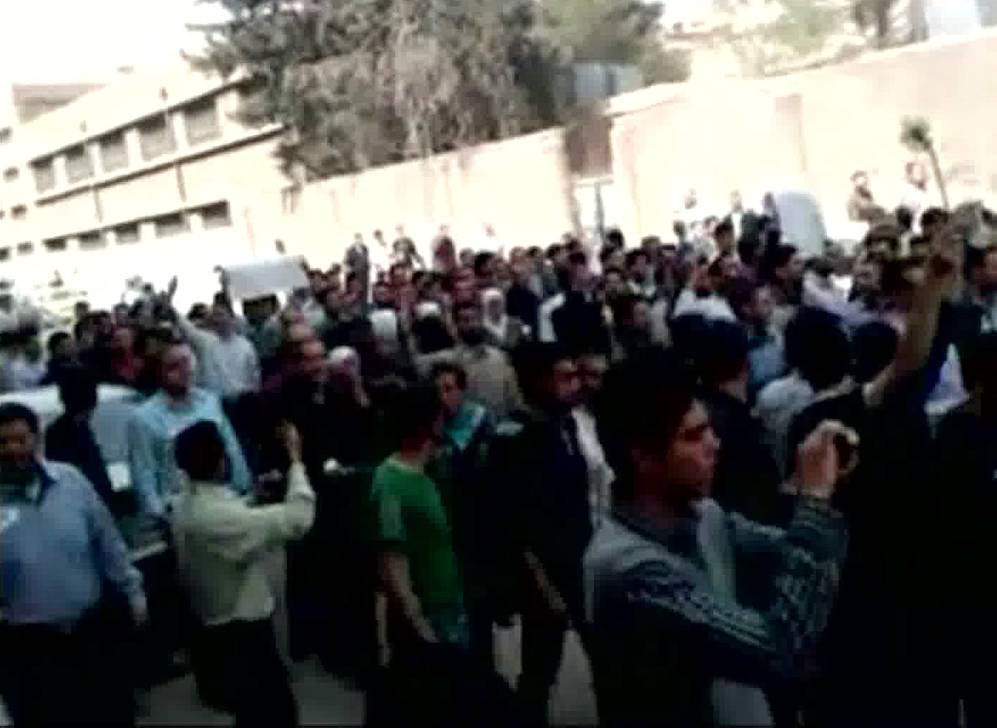 Une rare image, extraite d'une vidéo sur Youtube, montre une manifestation contre Bachar al-Assad. [AFP - -]