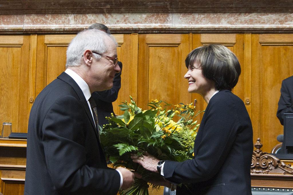 Hans Altherr salue Micheline Calmy-Rey à l'issue de son discours. [Peter Klaunzer]