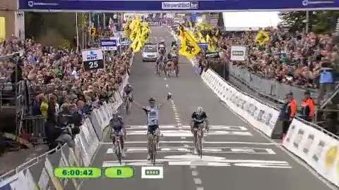 Cyclisme / Tour des Flandres: les 3 derniers kilomètres en direct. 12 hommes pour la victoire. Cancellara tente le tout pour le tout, mais finit 3e derrière Nick Nuyens (BEL/1er) et Sylvain Chavanel (FRA/2e)