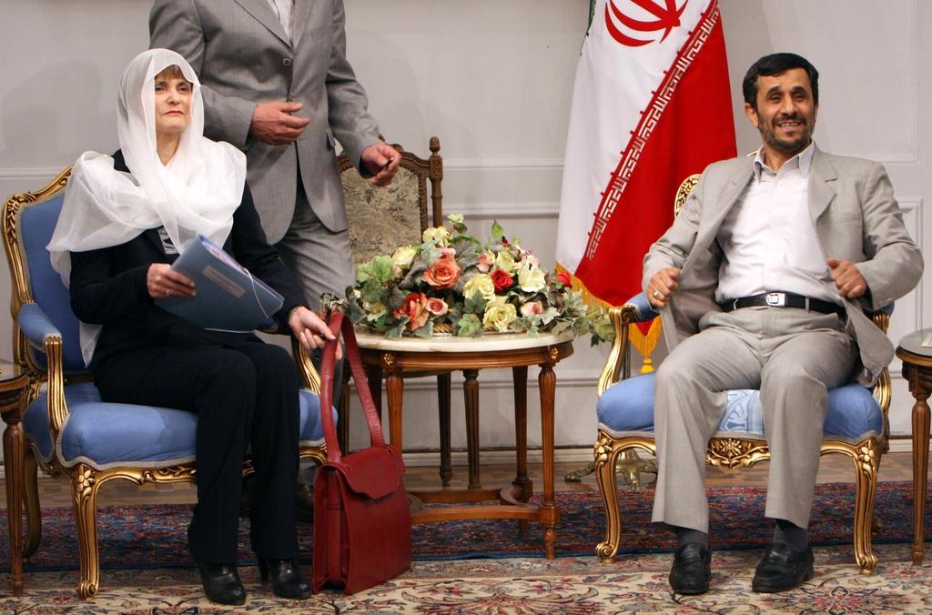 Mars 2008, la cheffe du DFAE suscite la polémique en acceptant de porter le voile durant une visite en Iran, où elle rencontre le président Mahmoud Ahmadinejad.