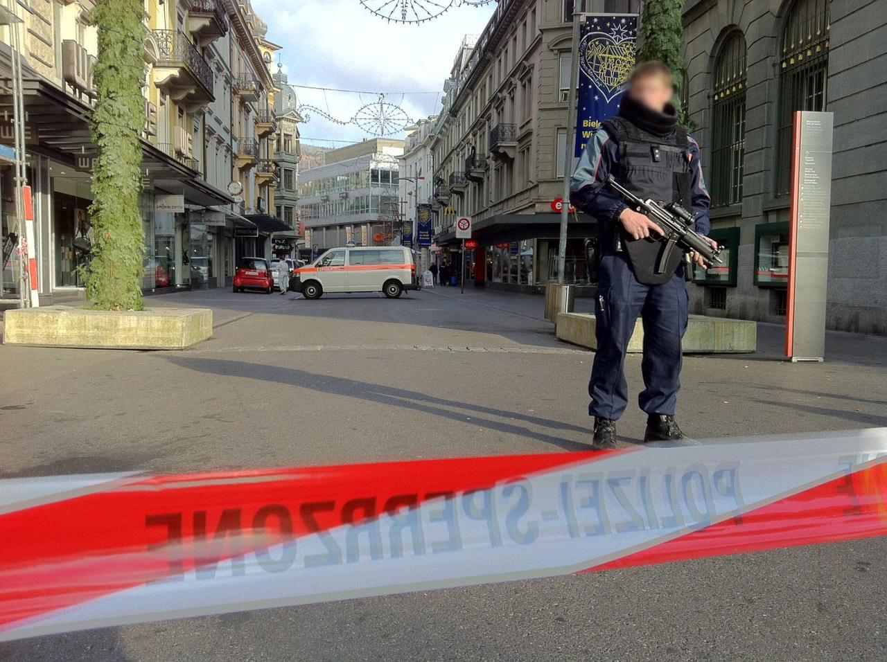 Lundi, la police biennoise avait déployé un important dispositif suite aux coups de feu. [RTS - Olivier Guerdat]