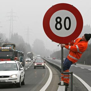 Pour limiter la pollution, les restrictions de vitesse figurent parmi les premières mesures appliquées. [Alessandro Della Bella]