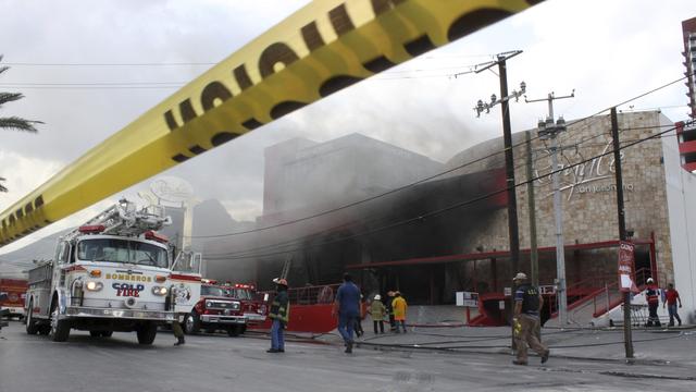 Les pompiers ont lutté pendant quatre heures pour maîtriser l'incendie criminel. [Victor Hugo Valdivia]