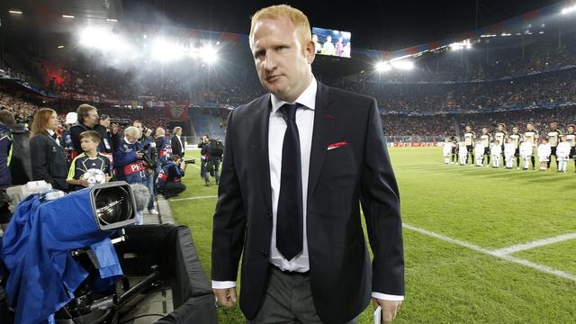 Basel's coach Heiko Vogel enters the stadium prior to the Champions League group stage, group C, soccer match between Switzerland's FC Basel and Portugal's Benfica Lisbon, at the St. Jakob-Park stadium in Basel, Switzerland, Tuesday, October 18, 2011. (KEYSTONE/Alessandro Della Bella) [Keystone - Alessandro Della Bella]