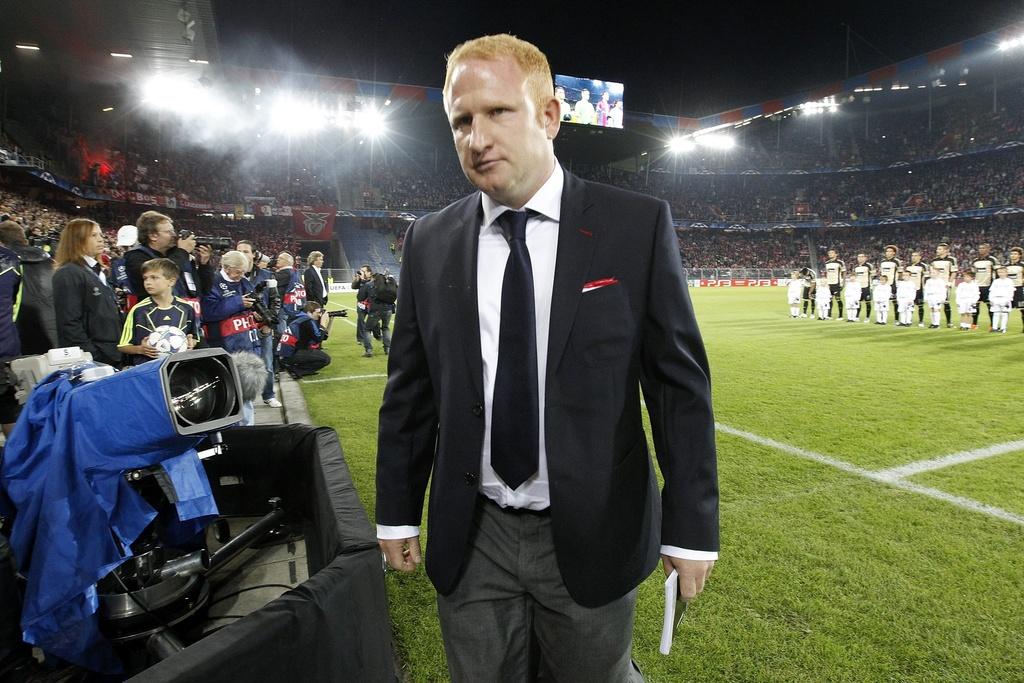 Basel's coach Heiko Vogel enters the stadium prior to the Champions League group stage, group C, soccer match between Switzerland's FC Basel and Portugal's Benfica Lisbon, at the St. Jakob-Park stadium in Basel, Switzerland, Tuesday, October 18, 2011. (KEYSTONE/Alessandro Della Bella) [Keystone - Alessandro Della Bella]