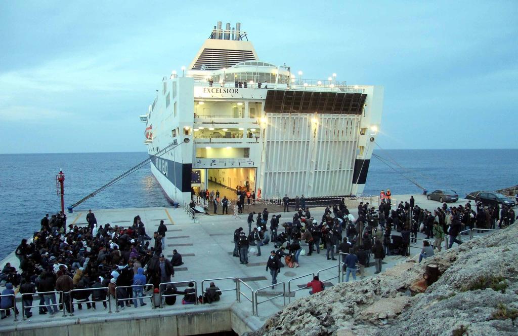 Les premiers ferries ont quitté Lampedusa jeudi matin avec plusieurs milliers de migrants à bord. [Michele Naccari]