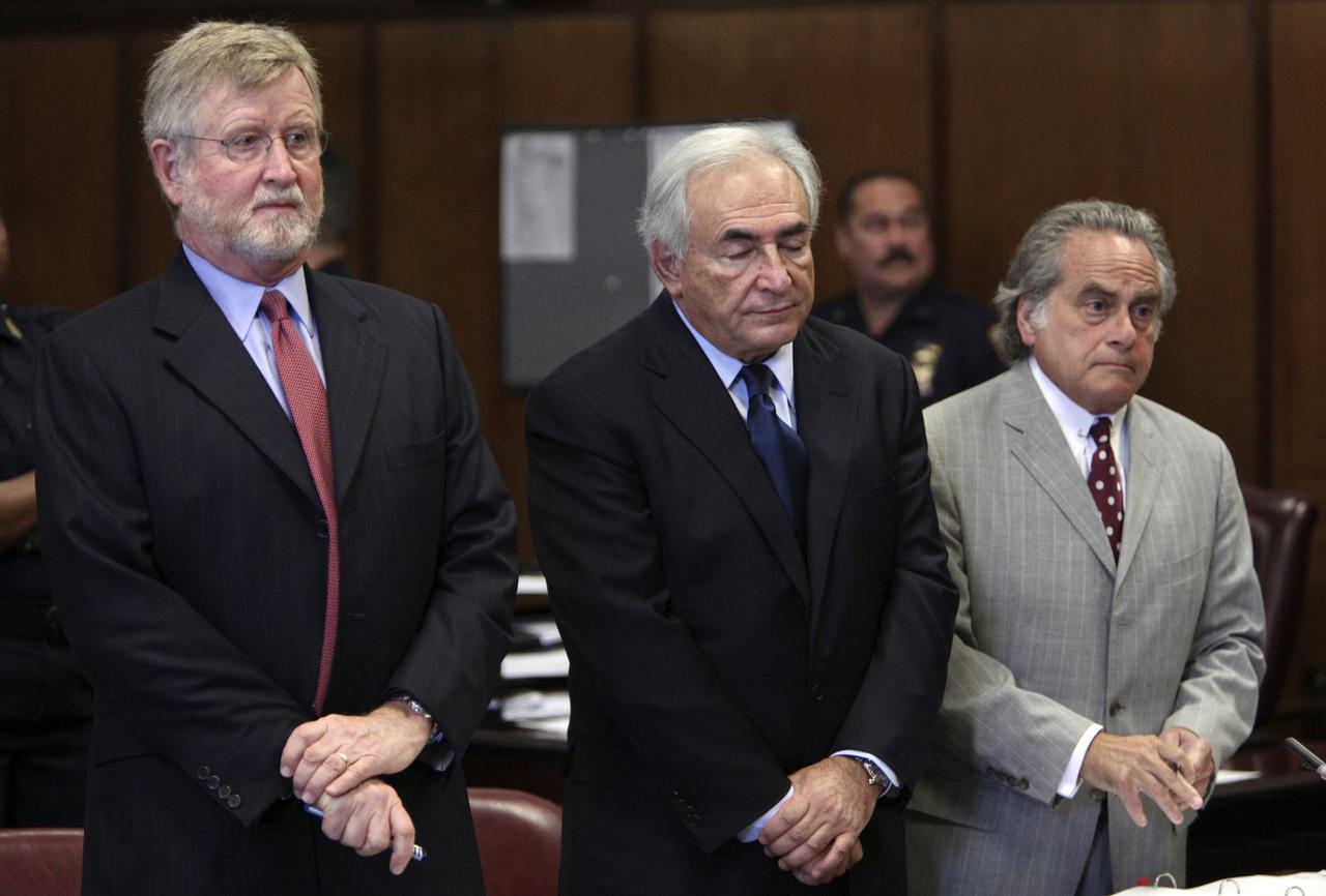 DSK lors de l'audience, entouré par ses avocats William Taylor (gauche) et benjamin Brafman (droite). [Allan Tannenbaum]