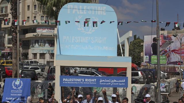 Les manifestants appuient la demande palestinienne pour l'obtention d'un siège à l'ONU. [ATEF SAFADI]