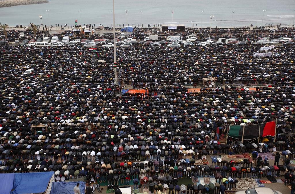 Des centaines de manifestants anti-Kadhafi se sont réunis sur le bord de mer à Benghazi pour la prière [KEYSTONE - Hussein Malla]