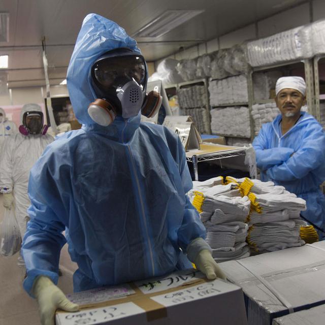 Des travailleurs en tenue de protection sur le site de Fukushima, novembre 2011. [David Guttenfelder]