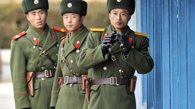 Des soldats nord-coréen surveillent la frontière avec la Corée du Sud. [Jung Yeon-Je]
