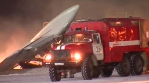 Un avion en feu sur le tarmac en Russie