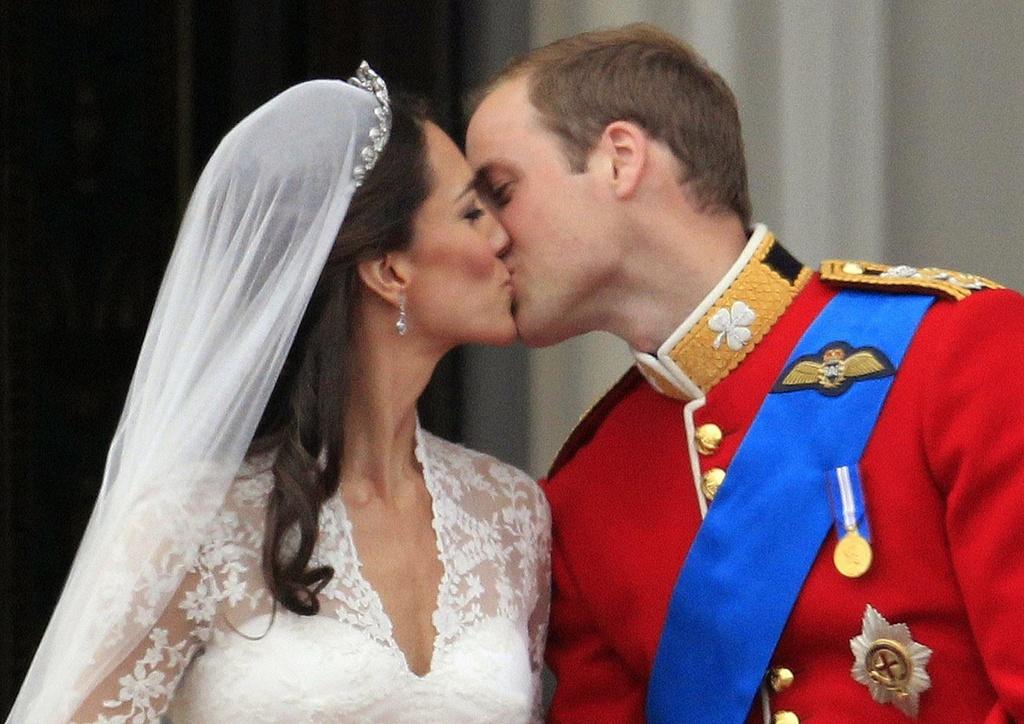 14h26: le baiser princier sur le balcon de Buckingham. [KEYSTONE - Matt Dunham]