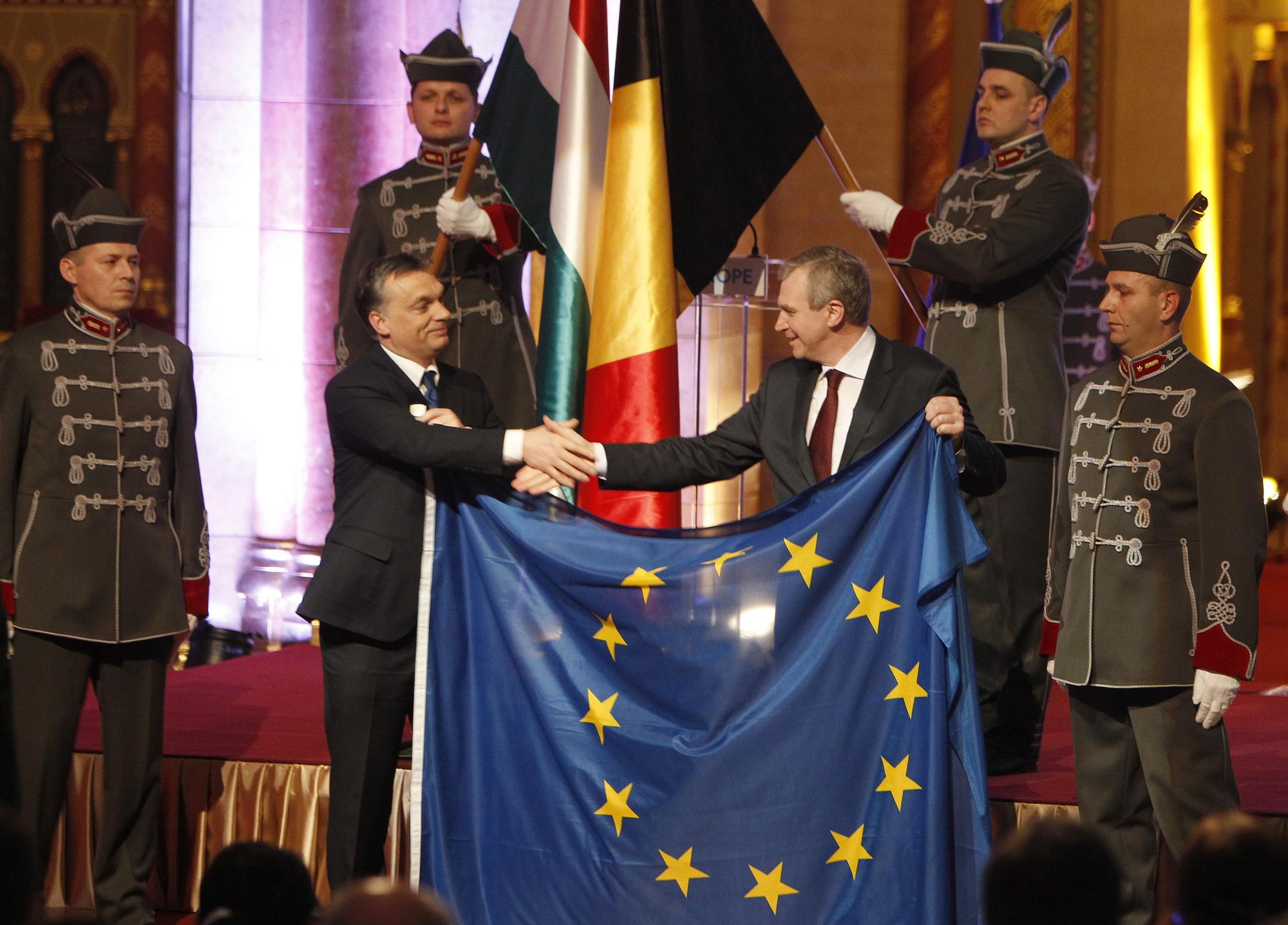 Le Premier ministre belge Yves Leterme (à droite) a remis jeudi la présidence de l'UE à son homologue hongrois Viktor Orban. [REUTERS - Laszlo Balogh]