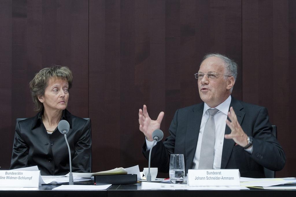 Eveline Widmer-Schlumpf et Johann Schneider-Ammann étaient présent devant les sénateurs pour défendre le plan du Conseil fédéral.