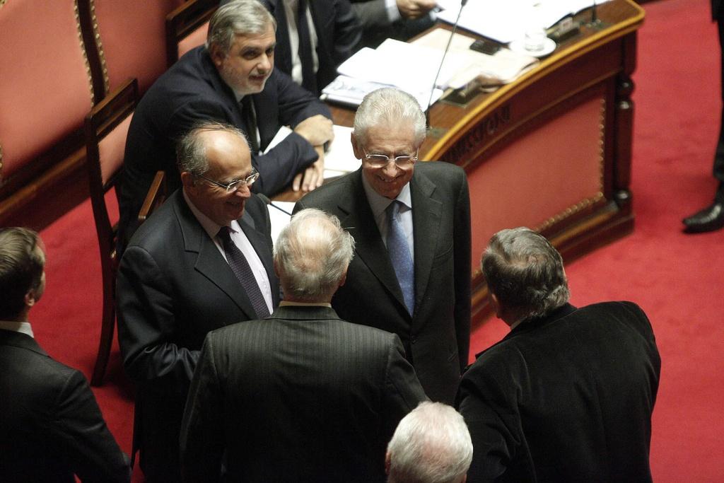 Mario Monti, avec la cravate bleue, était présent au Sénat lors de l'adoption des réformes. [Giuseppe Lami]