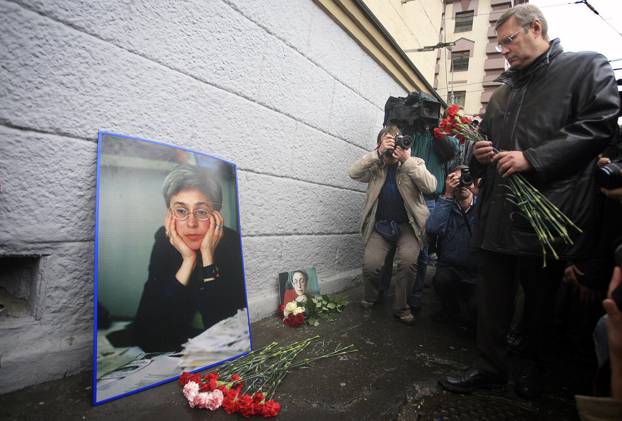 7 octobre 2007: l'ancien premier ministre russe Mikhail Kasyanov déposant des fleurs devant la maison où Anna Politkovskaïa avait été assassinée un an plus tôt. [Dmitry Kostyukov]