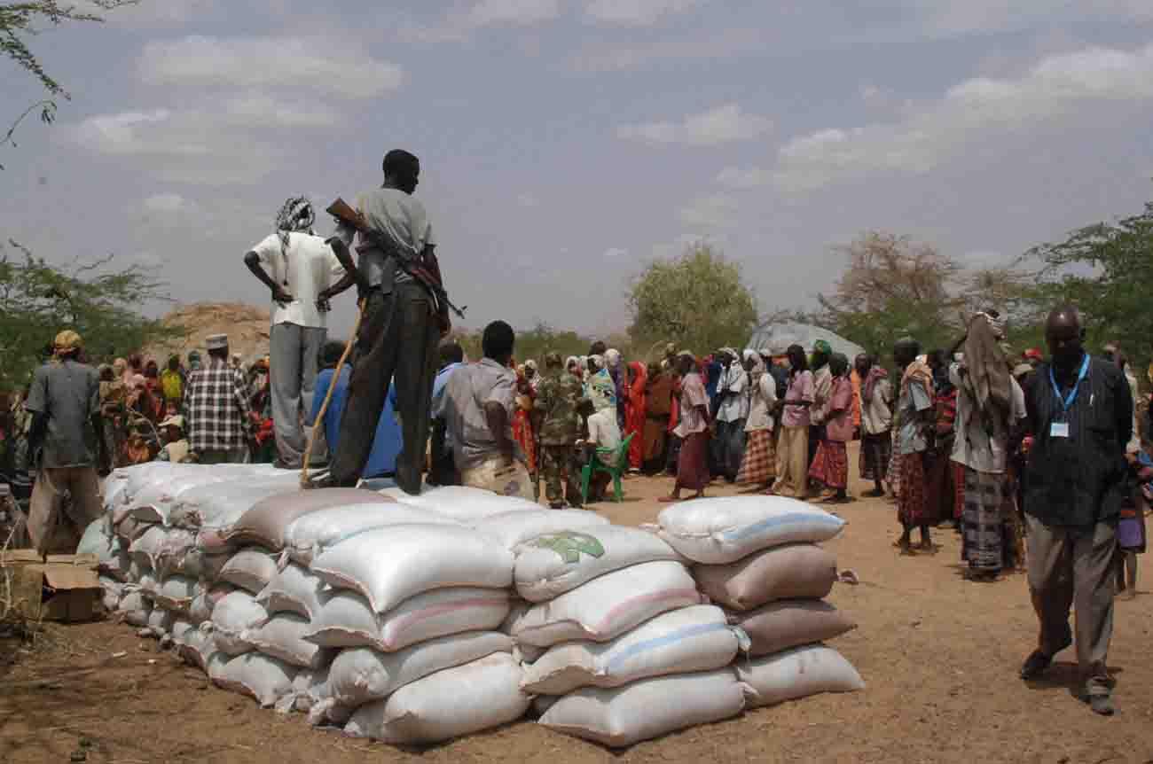 En Somalie, l'accès à la nourriture est contrôlé par des hommes armés. [AFP - Peter Martell]