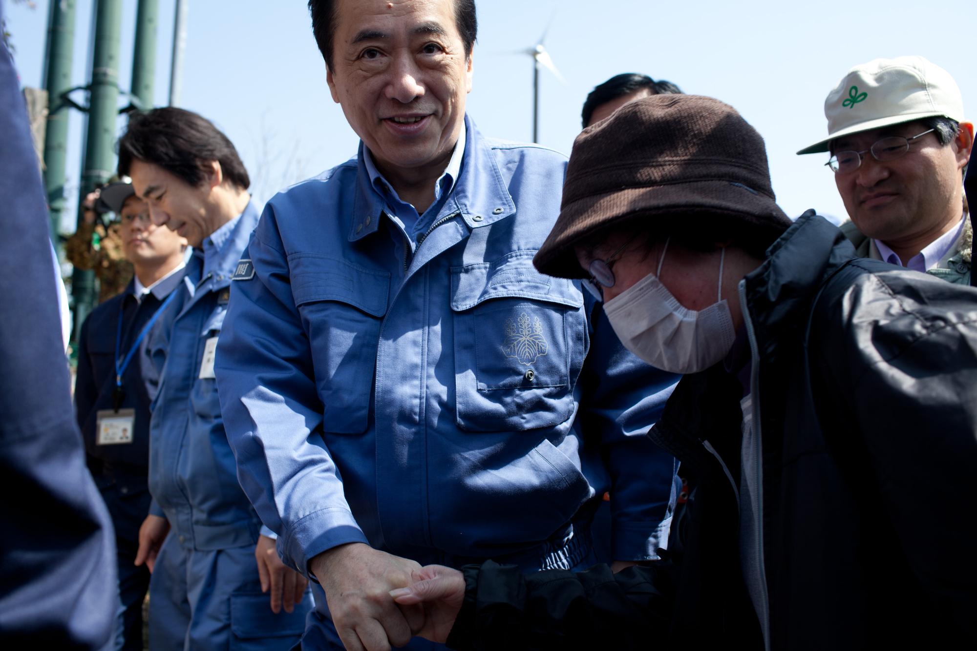 Le 10 avril, soit un mois après le début de la catastrophe, Naoto Kan a rendu visite aux sinistrés. [AFP - Yasuyoshi Chiba]