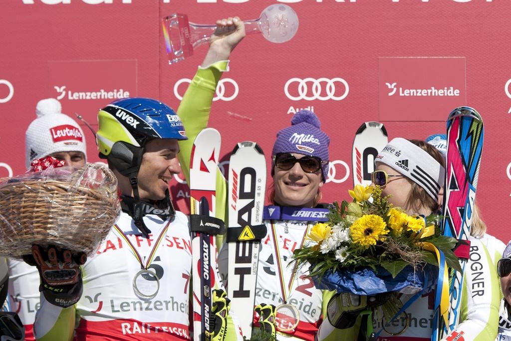 Le sourire radieux de Maria Riesch (au centre) à l'image du soleil, enfin de retour. [KEYSTONE - Laurent Gillieron]