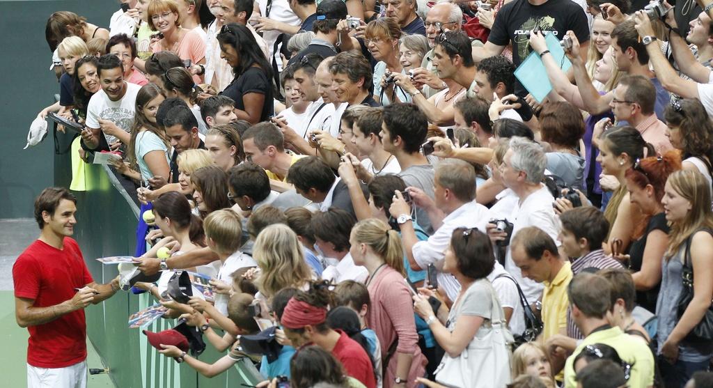 Les autographes de Federer ont été très demandés mardi après-midi à la BernArena. [KEYSTONE - PETER KLAUNZER]