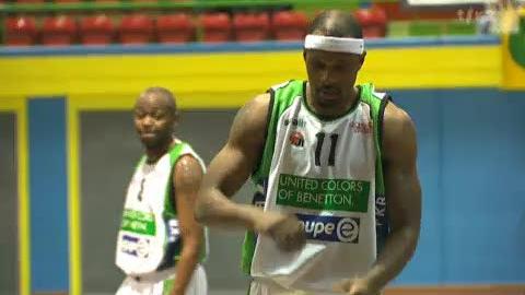 Basketball/ Coupe de la Ligue: Fribourg Olympic - Vacallo (80-58) + itw Damien Leyrolles (Fribourg Olympic)