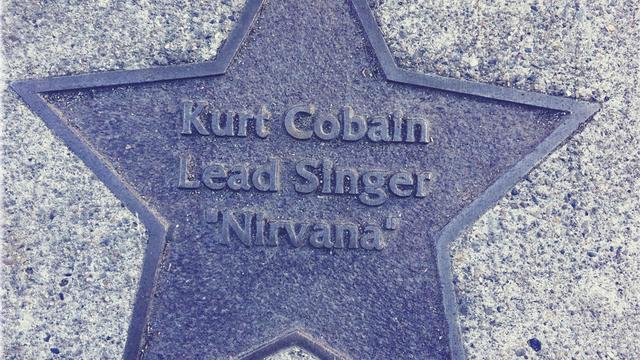 A Aberdeen où Kurt Cobain a grandi, une étoile a été posée en son honneur, comme celles d'Hollywood. [RTS - Nicolas Julliard]