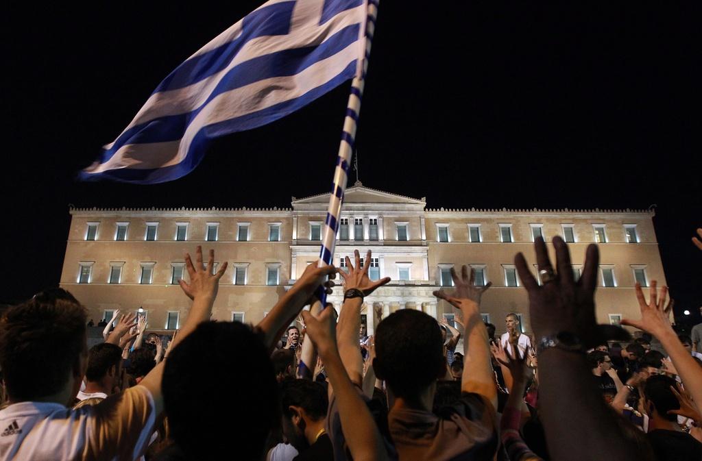 Les "indignés" grecs ont continué à manifester devant le Parlement. [KEYSTONE - EPA/ORESTIS PANAGIOTOU]