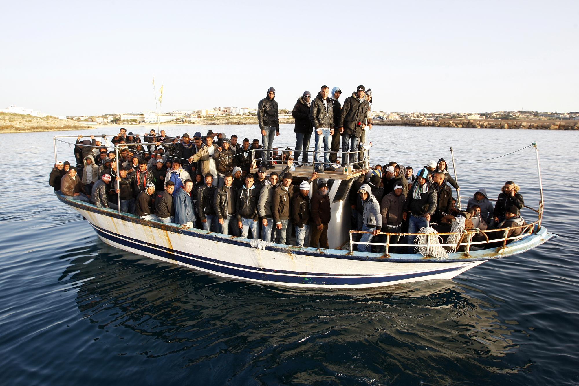 Une embarcation avec une centaine de personnes à bord était en vue lundi matin. [REUTERS - Antonio Parrinello]