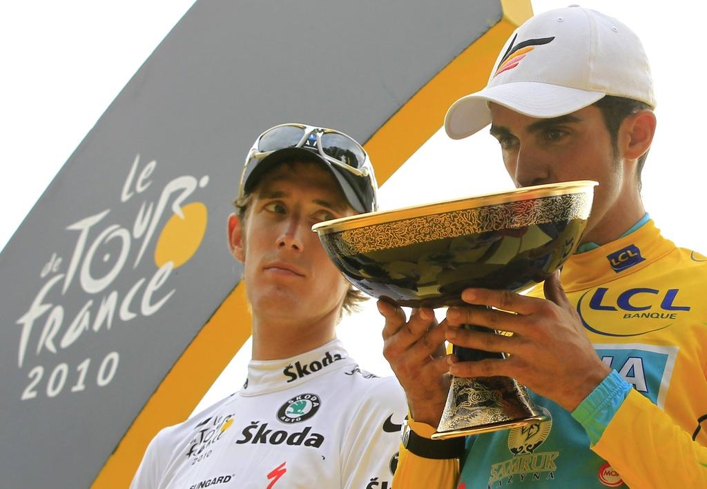 Un regard plein de convoitise d'Andy Schleck. [KEYSTONE - Bas Czerwinski]