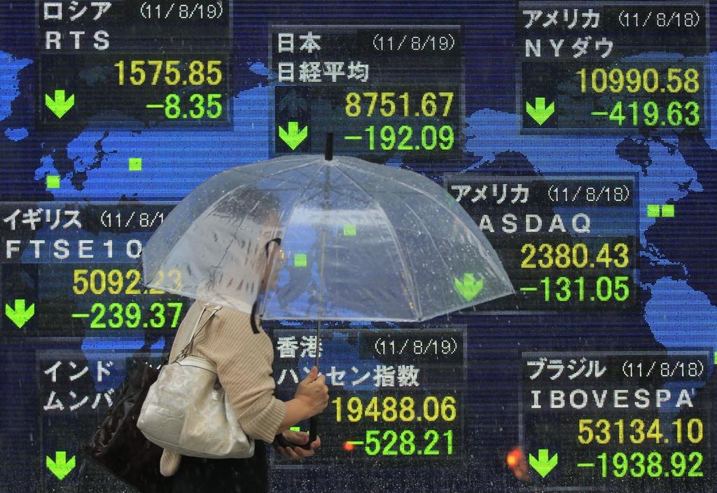 A Tokyo, l'indice Nikkei, tout comme les autres valeurs asiatiques, était en forte baisse vendredi, dans la lignée des bourses occidentales jeudi. [KEYSTONE - Itsuo Inouye]