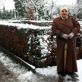 Nadia Kharmous, présidente de l'association culturelle des femmes musulmanes de Suisse, au cimetière de la Chaux-de-Fonds ou a été enterré le premier musulman dans le massif de longue durée. [Anouk Henri]