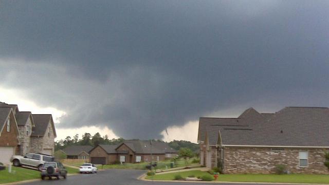 Près de 300 tornades ont été enregistrées depuis le début des tempêtes vendredi dernier. La plupart en Alabama. [Don Kausler]