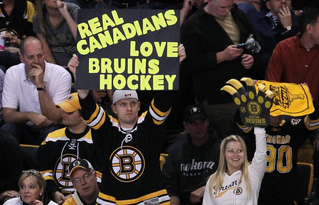 Des fans de Boston qui chambrent leurs "collègues" de Vancouver... [Keystone - Jonathan Hayward]