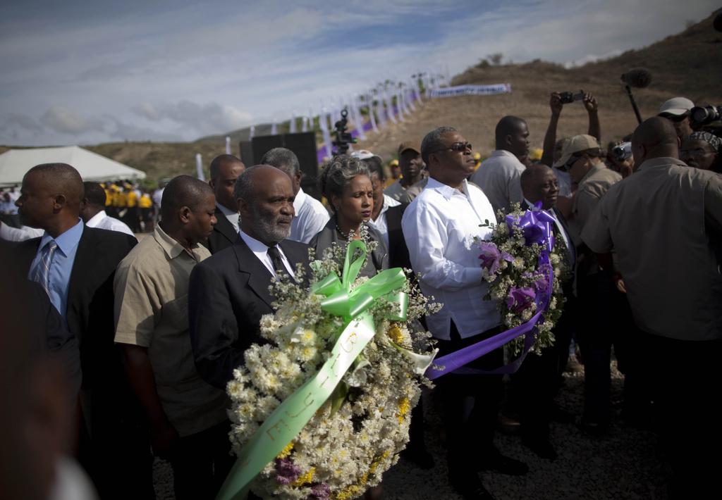 Le président haïtien René Préval et sa femme, en compagnie du Premier ministre (à droite), ont rendu hommage aux victimes. [Ramon Espinosa]