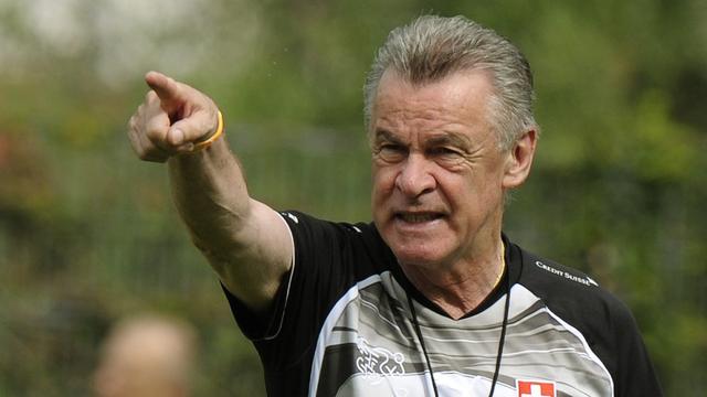 "Regardez les gars, les barrages de l'Euro 2012, c'est par là!".Ottmar Hitzfeld semble indiquer le chemin à ses joueurs. [Keystone - Steffen Schmidt]