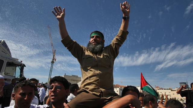 Un des Palestiniens libérés par Israël en échange du soldat Gilad Shalit arbore un bandeau aux couleurs du Hamas, à Ramallah, le 18 octobre 2011. [Abbas Momani]