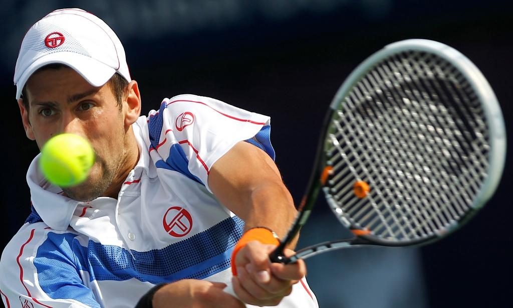 Novak Djokovic ou l'art de frapper la balle sans la regarder. [KEYSTONE - Nousha Salimi]